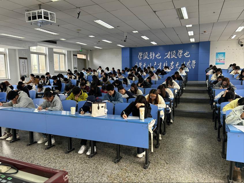 资源管理系2025级新生《学生手册》知识考试顺利举行